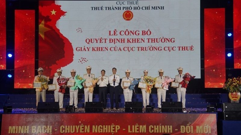 Cục Thuế khen thưởng các đơn vị thuộc Thuế Thành phố Hồ Chí Minh có thành tích xuất sắc trong công tác.
