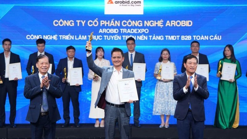 Đại diện Công ty cổ phần Công nghệ Arobid nhận giải thưởng “Giải pháp công nghệ số xuất sắc”.