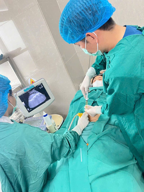 Một ca can thiệp chọc ối để xét nghiệm sàng lọc tại Bệnh viện Sản - Nhi tỉnh Ninh Bình.