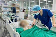 Bác sĩ thăm khám cho người bệnh.