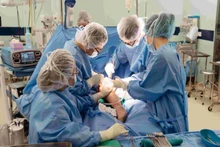 Các bác sĩ tiến hành phẫu thuật cho bệnh nhi.