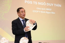 Phó Giáo sư, Tiến sĩ Ngô Duy Thìn giới thiệu về sản phẩm mảnh ghép hộp sọ PEEK in 3D cá thể hóa.