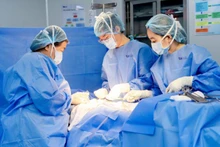 Các bác sĩ can thiệp phẫu thuật cho bệnh nhân. 