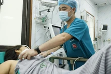 Chăm sóc, điều trị cho bệnh nhân tại Trung tâm Đột quỵ, Bệnh viện Bạch Mai.