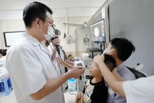 Tiến sĩ, bác sĩ Đào Đình Thi đang nội soi tai mũi họng cho bệnh nhi mắc chứng ngủ ngáy.