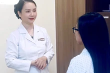 Bác sĩ thăm khám bệnh nhân sau phẫu thuật.