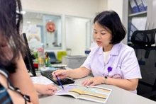 Bác sĩ chuyên khoa II Nguyễn Nguyên Huyền, Giám đốc Trung tâm Phòng, chống dịch, Bệnh viện Bệnh Nhiệt đới Trung ương tư vấn cho người bệnh. 