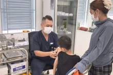 Tiêm phòng dại cho bệnh nhi tại Bệnh viện Bệnh Nhiệt đới Trung ương. 