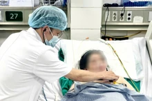 Thạc sĩ, bác sĩ Nghiêm Văn Hùng, Viện Y học Nhiệt đới, Bệnh viện Bạch Mai thăm khám cho sản phụ.