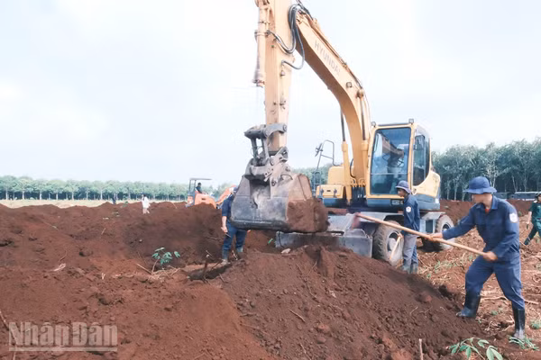 Đội K72 tổ chức đào khảo sát tìm kiếm hài cốt liệt sĩ tại nhiều vị trí khác nhau.