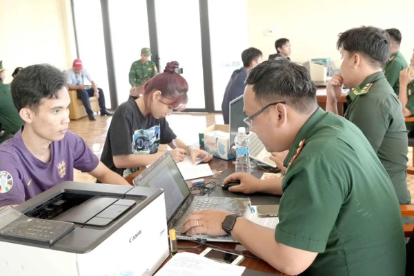 Bộ đội Biên phòng tỉnh Đồng Nai thực hiện các thủ tục đối với các công dân vừa tiếp nhận từ phía Campuchia.