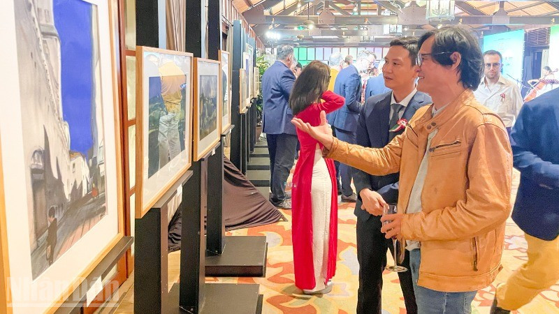 Họa sĩ và đại biểu trao đổi về các tác phẩm nghệ thuật tại buổi lễ. ndo_bl_img-1014-6053.jpg