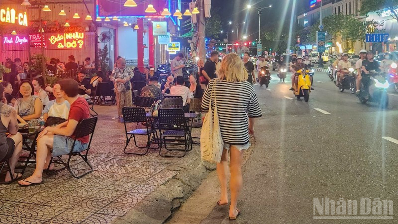 Lấn chiếm vỉa hè gây mất an toàn giao thông cho nhiều du khách. ndo_br_z6857856985222-9cd7a87d72a904725e9578488355d88e-8557.jpg