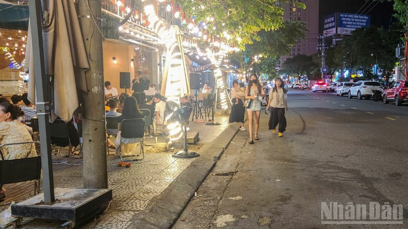 Một đoạn vỉa hè trên đường Lê Đình Dương. ndo_br_z6857856995762-5f6d0e25d0b64cc3cfbc3914d22e2e34-6696.jpg