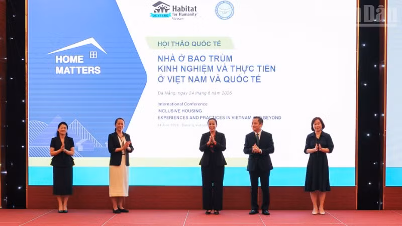 Các đại biểu tại hội thảo quốc tế “Nhà ở bao trùm - Kinh nghiệm và thực tiễn ở Việt Nam và quốc tế”.