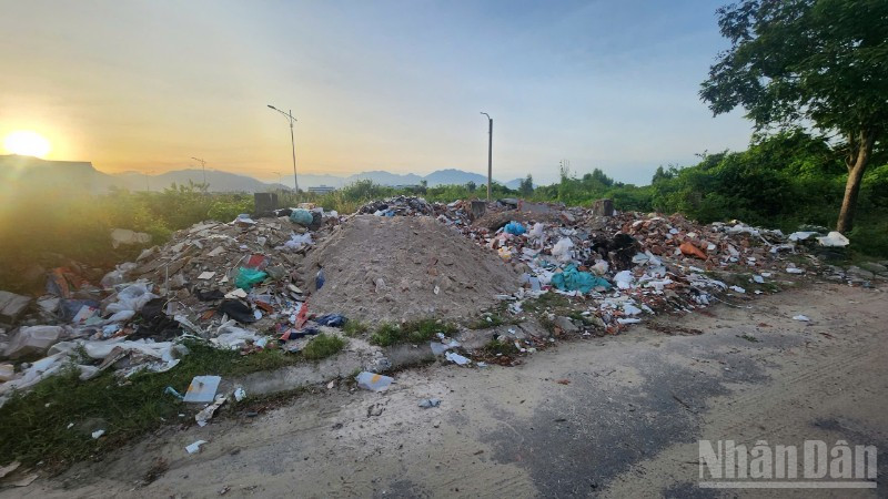 Tình trạng đổ trộm diễn ra hết điểm này đến điểm khác trên cùng tuyến đường Lê Sao. ndo_br_57ba9634d6715f2f0660-2724.jpg