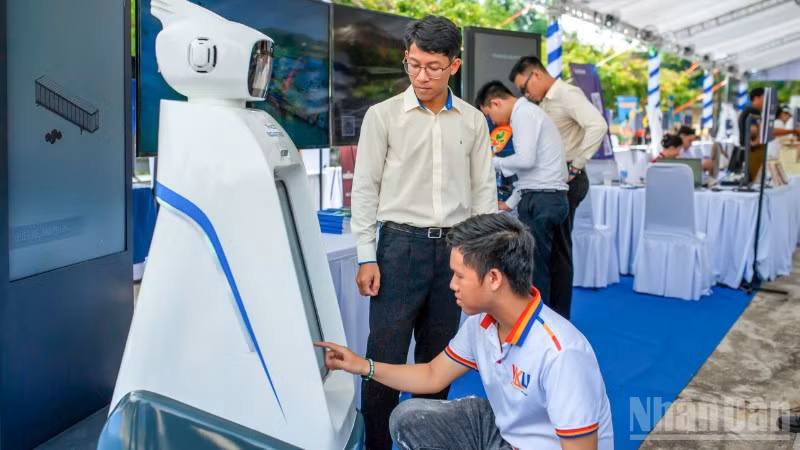 Sinh viên tìm hiểu sản phẩm khoa học, công nghệ của doanh nghiệp tại Ngày hội khởi nghiệp đổi mới sáng tạo thành phố Đà Nẵng.