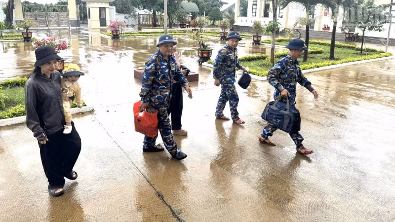 Cán bộ, chiến sĩ Trạm ra-đa 540, Trung đoàn 351 (Vùng 3 Hải quân) tiếp nhận người dân đến trú bão.
