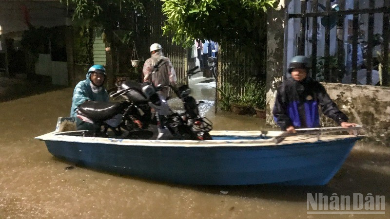 Người dân khu vực đường Mẹ Suốt chạy lụt trong đêm.