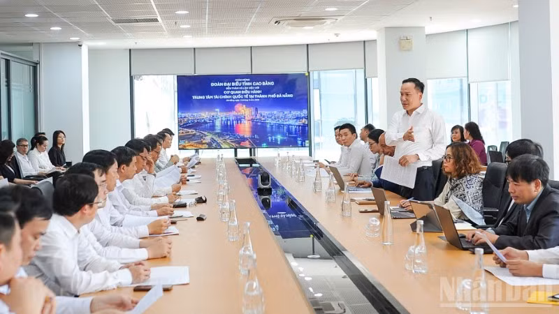 Quang cảnh buổi làm việc của Đoàn đại biểu tỉnh Cao Bằng với Cơ quan điều hành Trung tâm tài chính quốc tế Việt Nam tại thành phố Đà Nẵng.