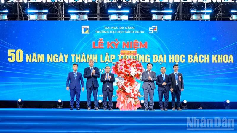 Trường đại học Bách khoa, Đại học Đà Nẵng đón nhận lẵng hoa chúc mừng của Bộ Giáo dục và Đào tạo.