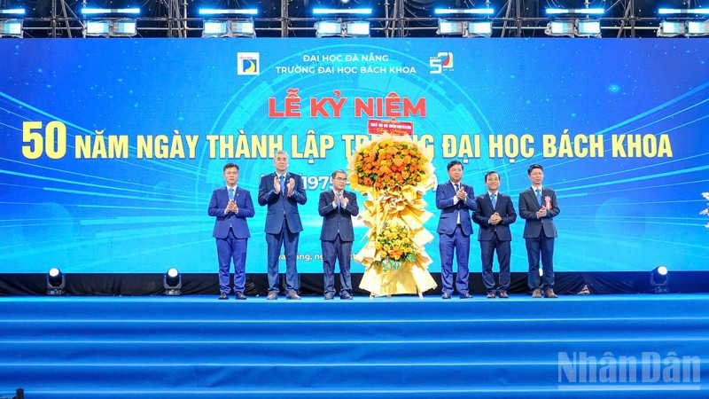 Trường đại học Bách khoa, Đại học Đà Nẵng đón nhận lẵng hoa chúc mừng của lãnh đạo thành phố Đà Nẵng. ndo_br_z6773869589490-d2376e87658cfc8ce726d565951ed203-2698.jpg