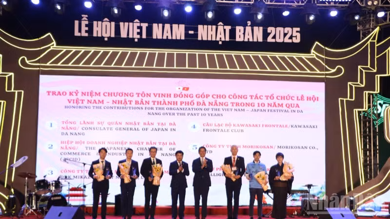 Chủ tịch Ủy ban nhân dân thành phố Đà Nẵng Lương Nguyễn Minh Triết và Đại sứ Ito Naoki trao kỷ niệm chương cho các cá nhân, tổ chức.