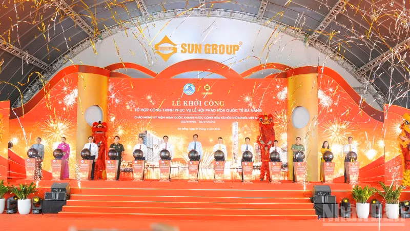 Các đại biểu thực hiện nghi thức khởi công.