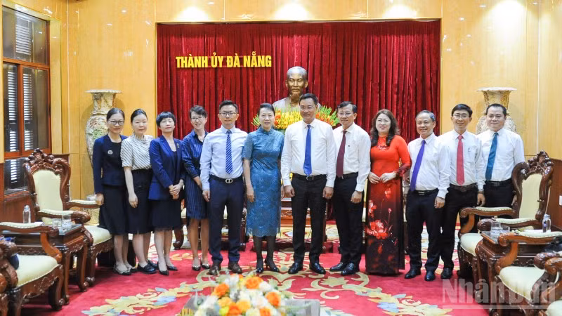 Đồng chí Lê Ngọc Quang, Ủy viên Trung ương Đảng, Bí thư Thành ủy, Trưởng Đoàn đại biểu Quốc hội đơn vị thành phố Đà Nẵng và Tổng Lãnh sự Trung Quốc tại thành phố Đà Nẵng chụp hình lưu niệm.
