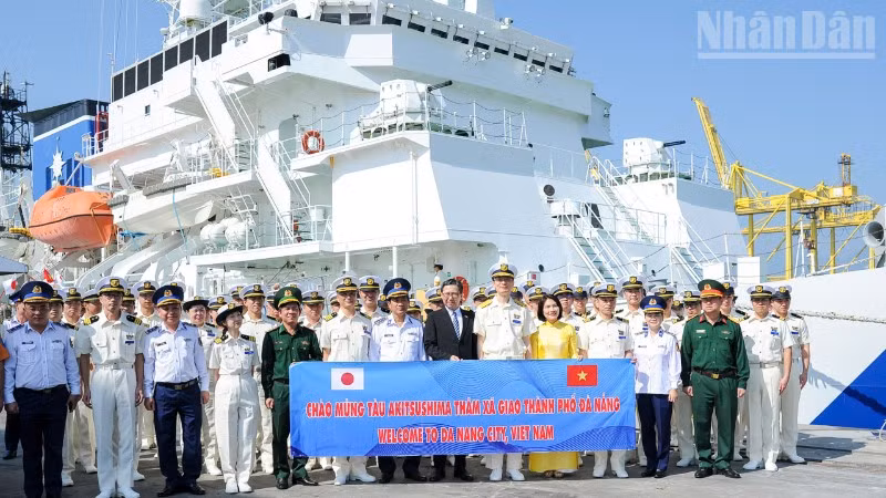 Các đại biểu chụp hình lưu niệm.