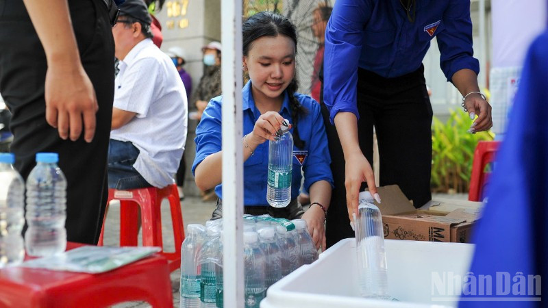 Các tình nguyện viên chuẩn bị nước uống tiếp sức cho các thí sinh dự thi và phụ huynh. ndo_br_c8da6065-74b3-4faa-9516-85e9571f6e49-4463.jpg