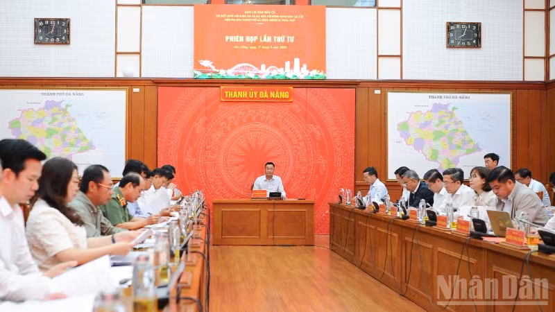 Quang cảnh phiên họp lần thứ tư Ban Chỉ đạo bầu cử thành phố.