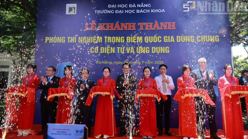 Các đại biểu cắt băng khánh thành Phòng Thí nghiệm trọng điểm Quốc gia dùng chung Cơ điện tử và Ứng dụng.