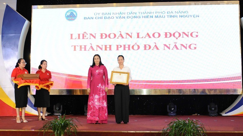 Trao bằng khen cho các tập thể có thành tích xuất sắc trong phong trào hiến máu tình nguyện thành phố Đà Nẵng năm 2024. ndo_tr_902cd735-7875-4032-b7ee-892444298e67-4154.jpg