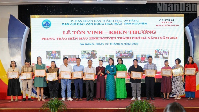 Các cá nhân, tập thể được khen thưởng tại buổi lễ. ndo_tr_a196f894-0be3-46bd-b50a-b61881309cb8-9572.jpg