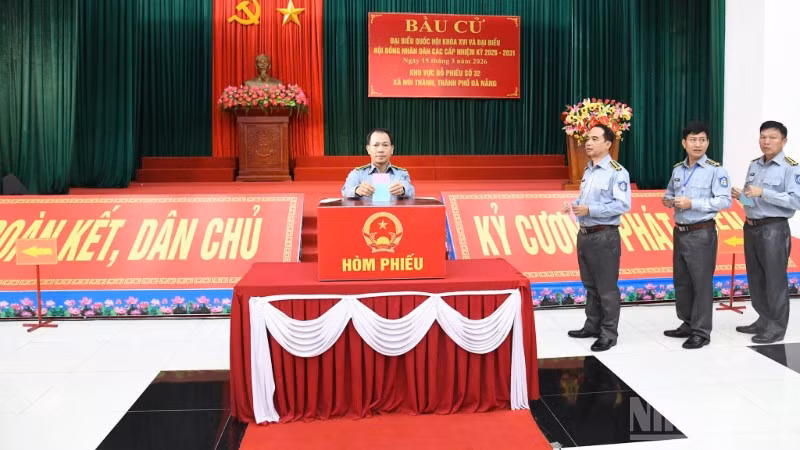 Các cử tri Chi đội Kiểm ngư số 3 bỏ phiếu bầu cử.
