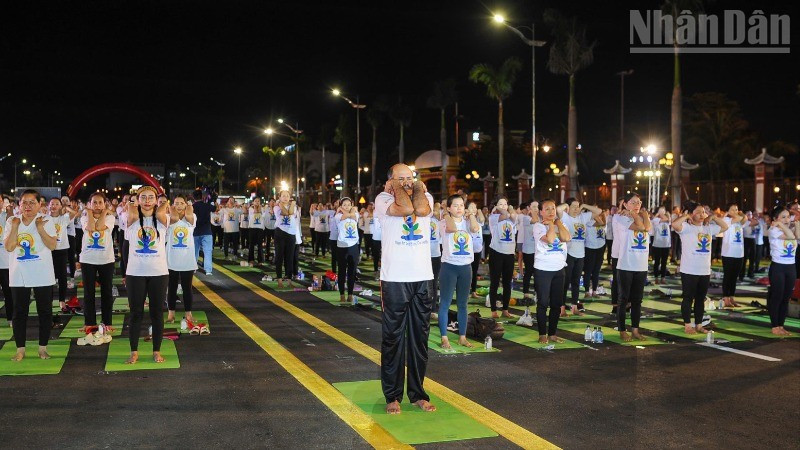 Hơn 1.000 người đã cùng thực hành các bài giao thức Yoga. ndo_tr_6509903d-bc8a-45ed-b8d6-425a01c42560-8567.jpg
