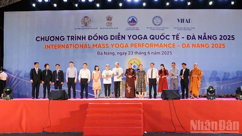 Các đại biểu thực hiện nghi thức thắp đèn truyền thống của Ấn Độ. ndo_br_abdd78e1-0db1-45fa-a58c-ed14b919dd2d-8269.jpg