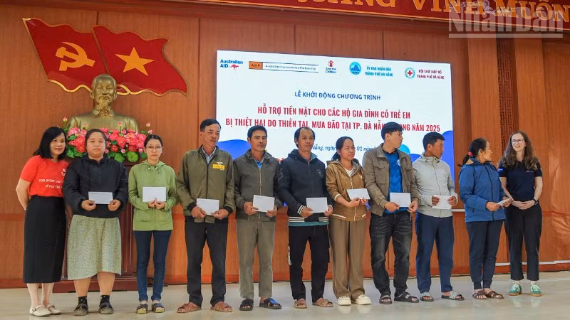 Đại diện các tổ chức trao tiền hỗ trợ cho các hộ gia đình có trẻ em trên địa bàn xã Duy Nghĩa chịu ảnh hưởng nặng nề bởi thiên tai trong năm 2025.