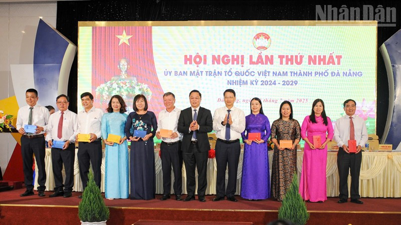 Tặng quà lưu niệm cho các cụ, các vị, các đồng chí nguyên là Ủy viên Ủy ban Mặt trận Tổ quốc Việt Nam thành phố Đà Nẵng và tỉnh Quảng Nam khóa trước. ndo_tr_z6767576584282-3faf02e8f21326fed771c8a4699d8f61-4799.jpg