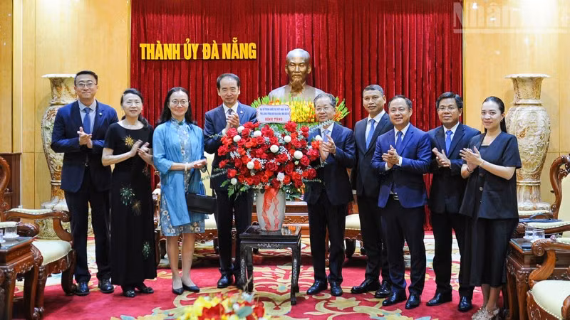 Bí thư Thành ủy Đà Nẵng Nguyễn Văn Quảng cùng Đại sứ đặc mệnh toàn quyền nước Cộng hòa Nhân dân Trung Hoa tại Việt Nam Hà Vĩ và Phu nhân.