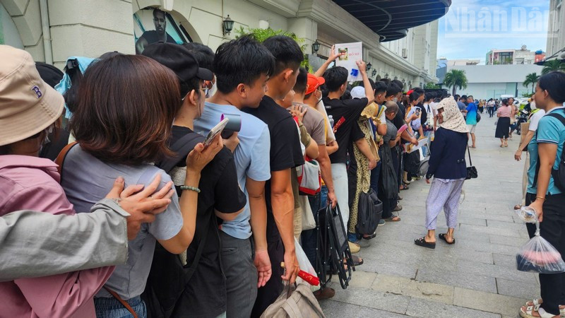 Hàng dài người dân trên địa bàn thành phố Đà Nẵng xếp hàng nộp hồ sơ đăng ký mua nhà ở xã hội An Trung 2.