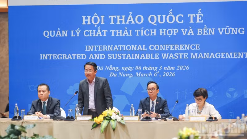 Các đại biểu điều hành hội thảo quốc tế.