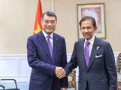Thủ tướng Chính phủ Lê Minh Hưng gặp Quốc vương Brunei Darussalam Haji Hassanal Bolkiah. (Ảnh: VGP/Nhật Bắc)