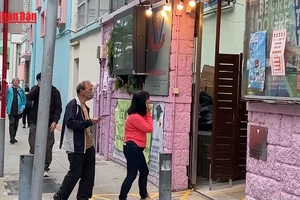 [Video] Hong Kong (Trung Quốc) bầu cử vắng vẻ sau thảm họa cháy cụm chung cư 