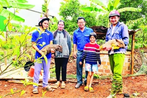Mô hình sinh kế tặng heo giống tạo động lực để học sinh nghèo có điều kiện đến trường.