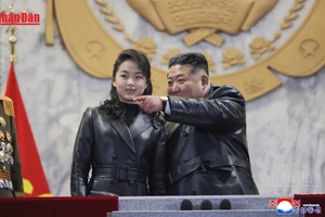 [Video] Cha con nhà lãnh đạo Triều Tiên Kim Jong Un gây chú ý với áo khoác da 