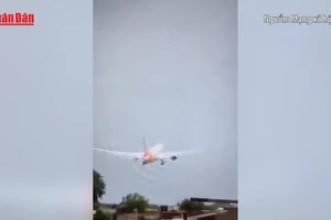 [Video] Rơi máy bay Boeing chở 242 người ở Ấn Độ