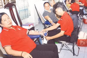 Bà Lê Thị Rí (ngoài cùng bên trái) trong một lần hiến máu tình nguyện vì cộng đồng.