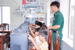 Lực lượng quân sự tích cực hướng dẫn học sinh chuyển đổi số.
